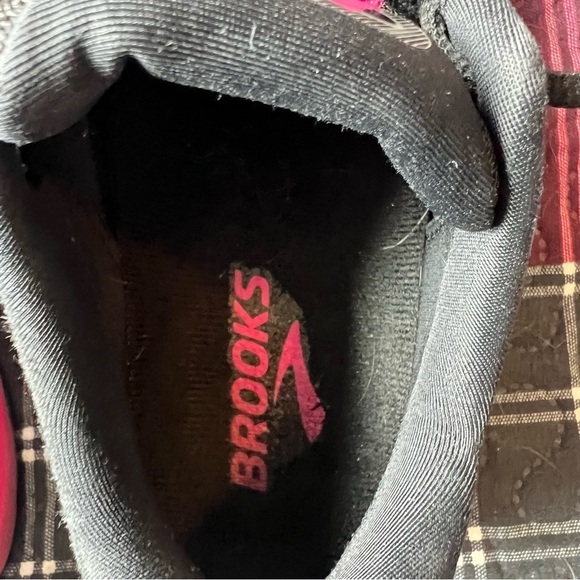 Brooks launch 4 DNA size 6 1/2. Black, blue& pink - Picture 8 of 9